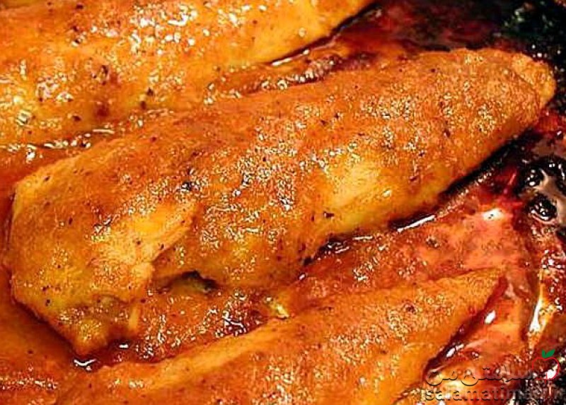 گوشت سفید روشن مرغ با پوست(خوابانده در خمیرآبه و سرخ شده)  